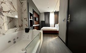 Second Suit Hotel